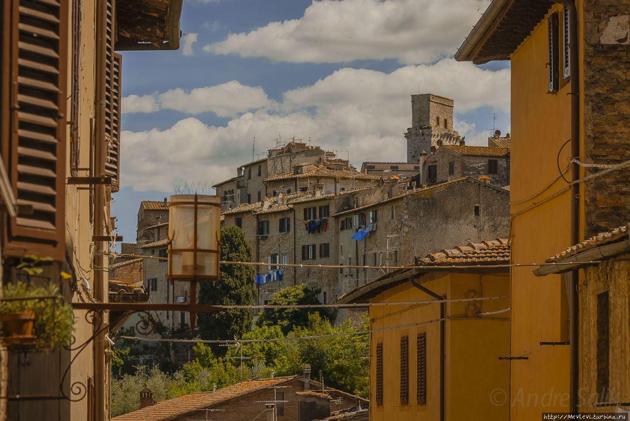 Город San Gimignano над долиной местного Кьянти Сан-Джиминьяно, Италия