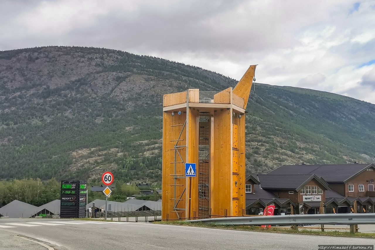 Деревянная церковь XII века Лом, Норвегия Деревянная церковь XII века Лом, Норвегия