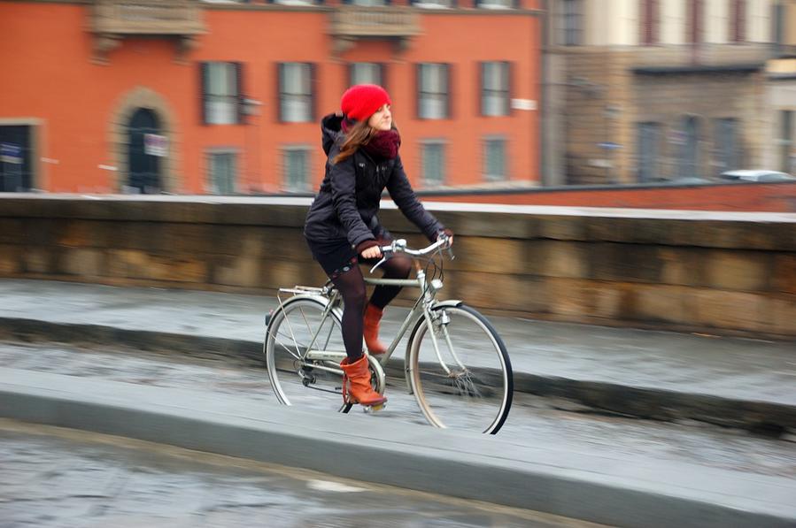 Девушка на велосипеде Флоренция, Италия