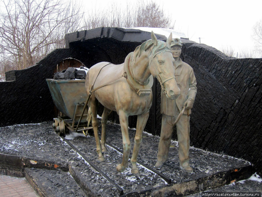 Скульптура Коногон, посвященная всем лошадям, трудившимся в угольных забоях. Кемерово, Россия