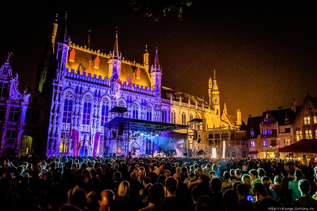 Площадь Бург. Городская Ратуша во время вечернего концерта. Фото из интернета Брюгге, Бельгия