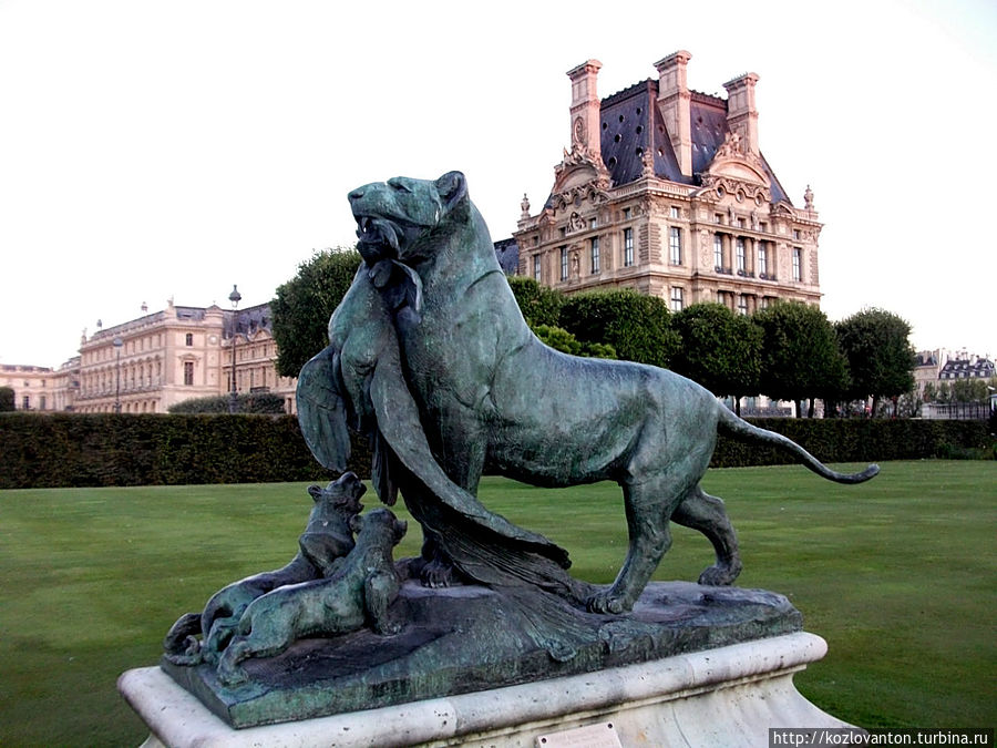 На фоне Лувра у пруда — скульптура Огюста Николя Каэна 