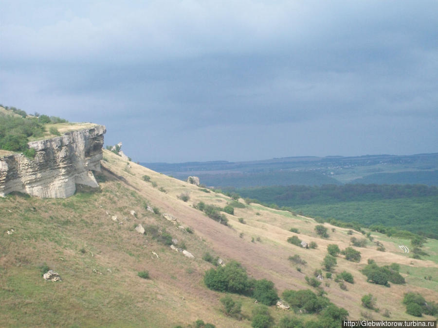 Пещерный город Бакла в июле перед грозой Скалистое, Россия