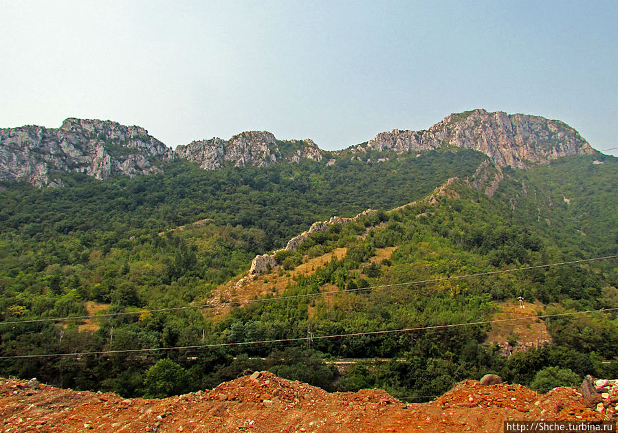 первую часть пути дорога ведет по верху — просто внизу и проложить шоссе не где.