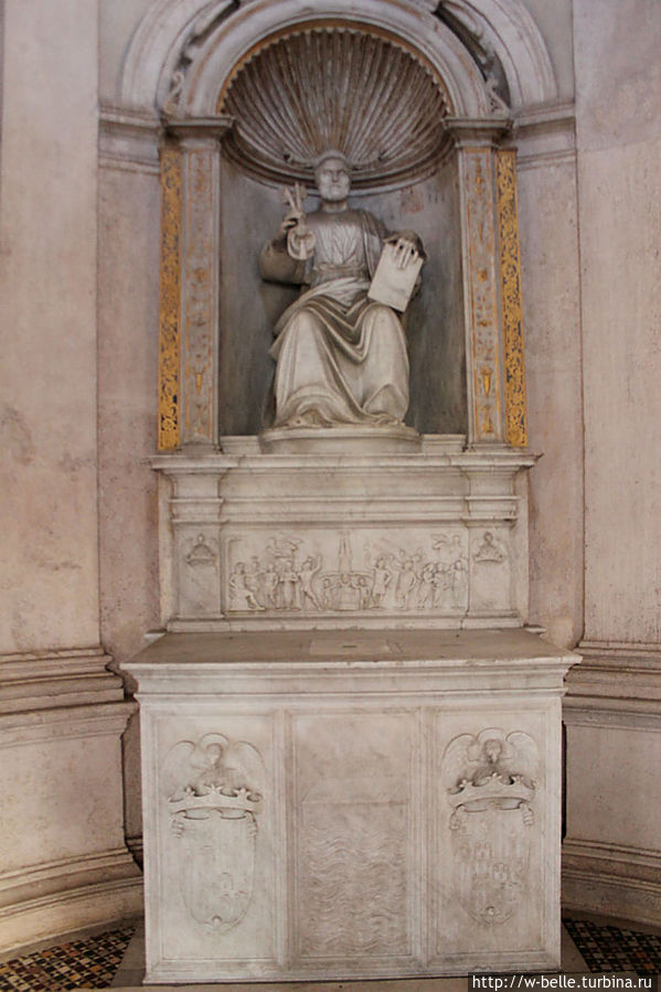 Алтарь со статуей святого Петра Рим, Италия