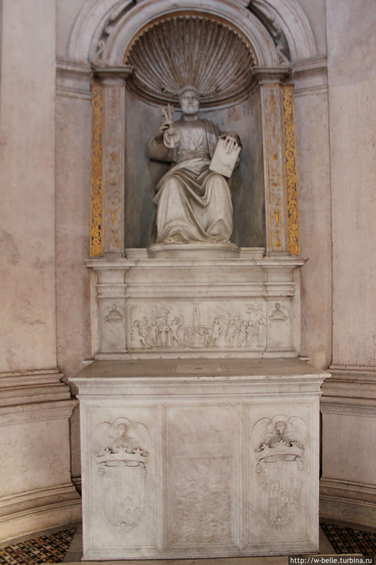 Алтарь со статуей святого