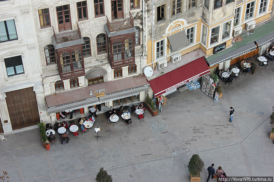 Вид с башни на прилегающую площадь с кафе. Стамбул, Турция