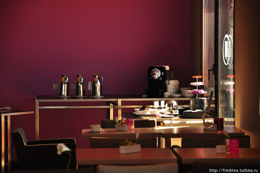 Глубокий фиолетовый стен и темное дерево — выразительность главному залу ресторана обеспечена.