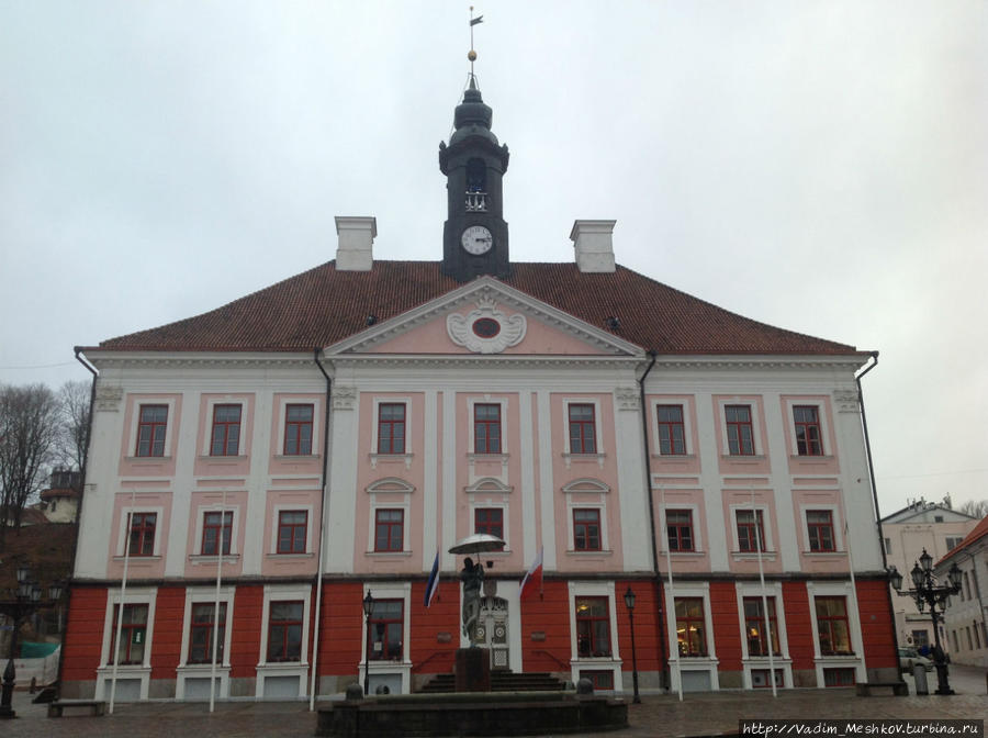Ратуша эстонского города Тарту (в центре — скульптура целующихся студентов). Тарту, Эстония