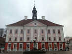 Ратуша эстонского города Тарту (в центре — скульптура целующихся студентов).