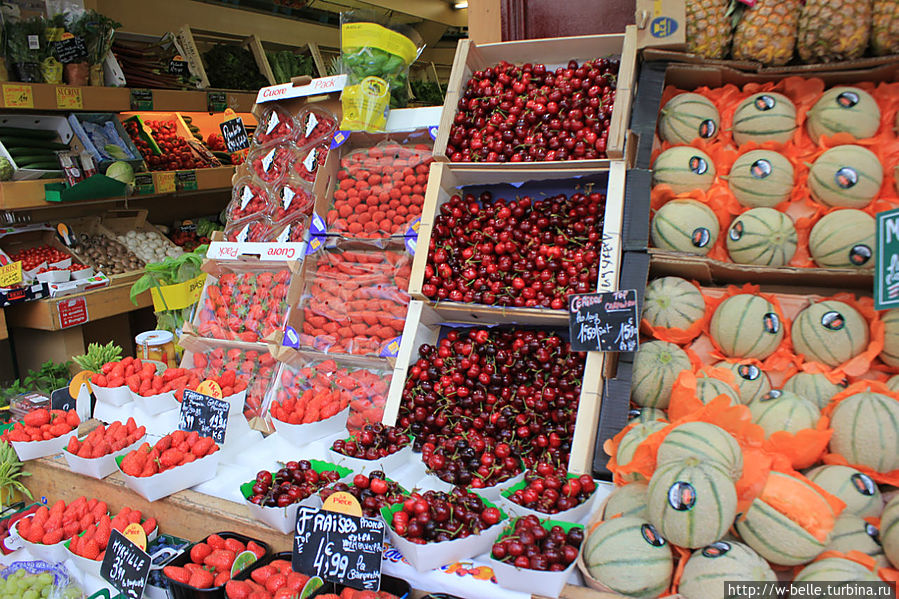 В овощной лавке Месье Колиньона закупились фруктами на вечер. Париж, Франция