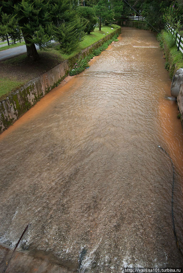 Река в черте города Танах-Рата, Малайзия