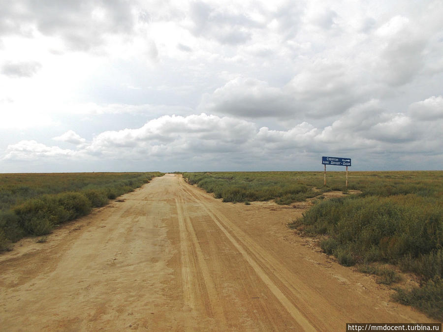 Перекресток в степи Калмыкия, Россия