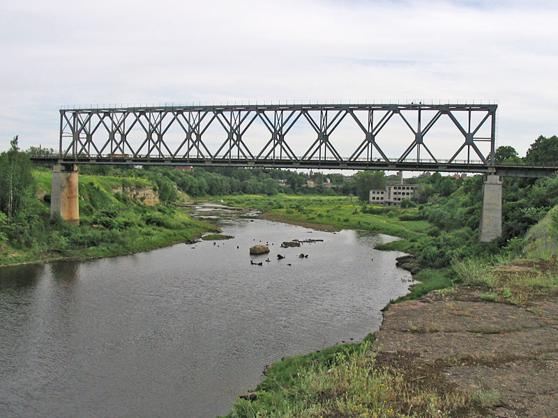Железнодорожный мост над сухим руслом реки Ивангород, Россия
