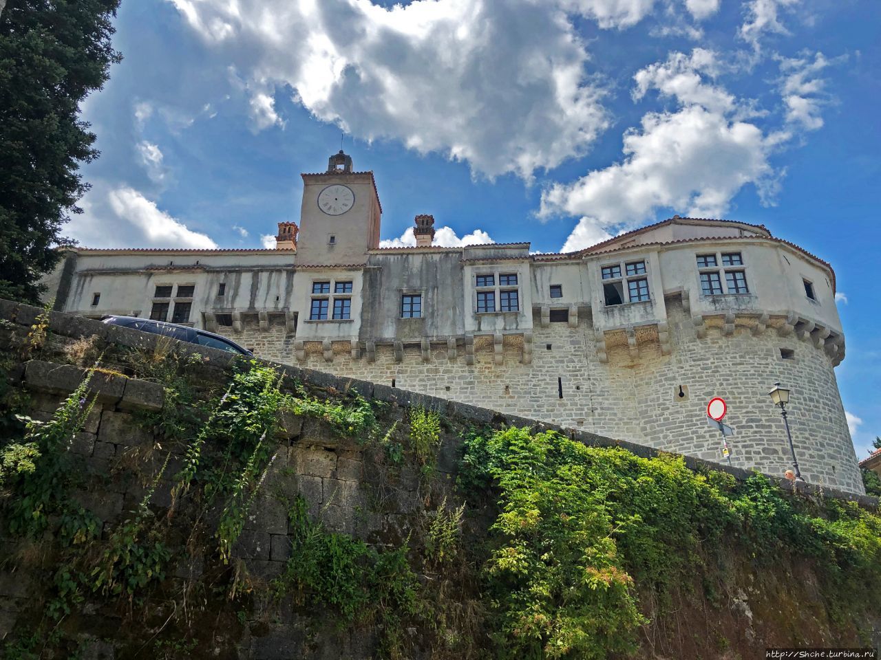 Пазинский замок на гребне горы в центре Истрии