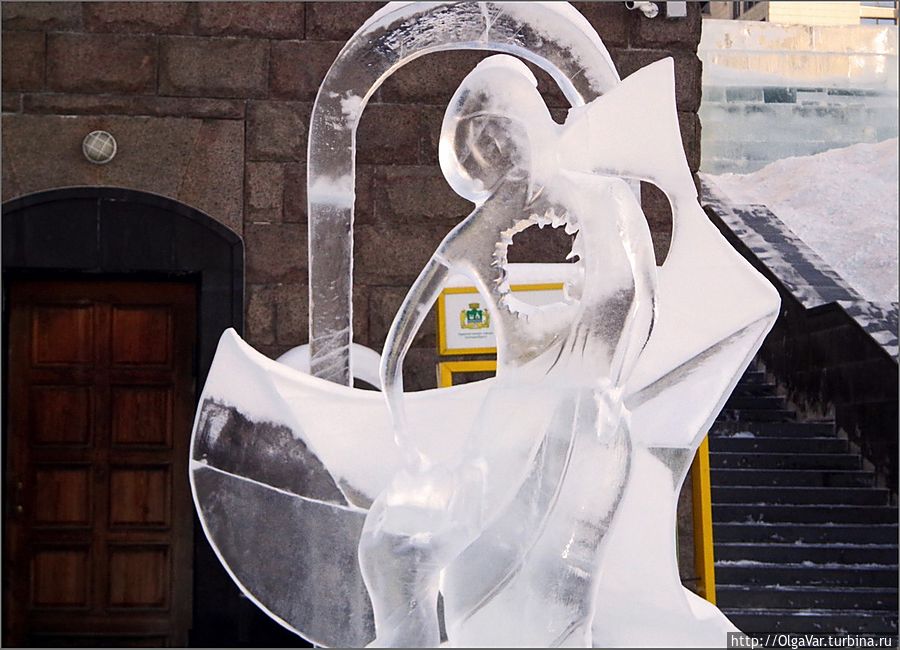 Скульптура женщины со сквозной раной на месте сердца символизирует Россию в момент расстрела царской семьи Екатеринбург, Россия