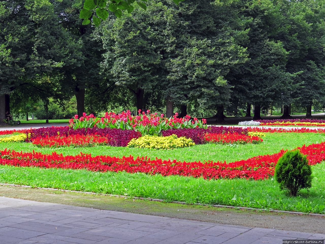 Парк, утонувший в цветах