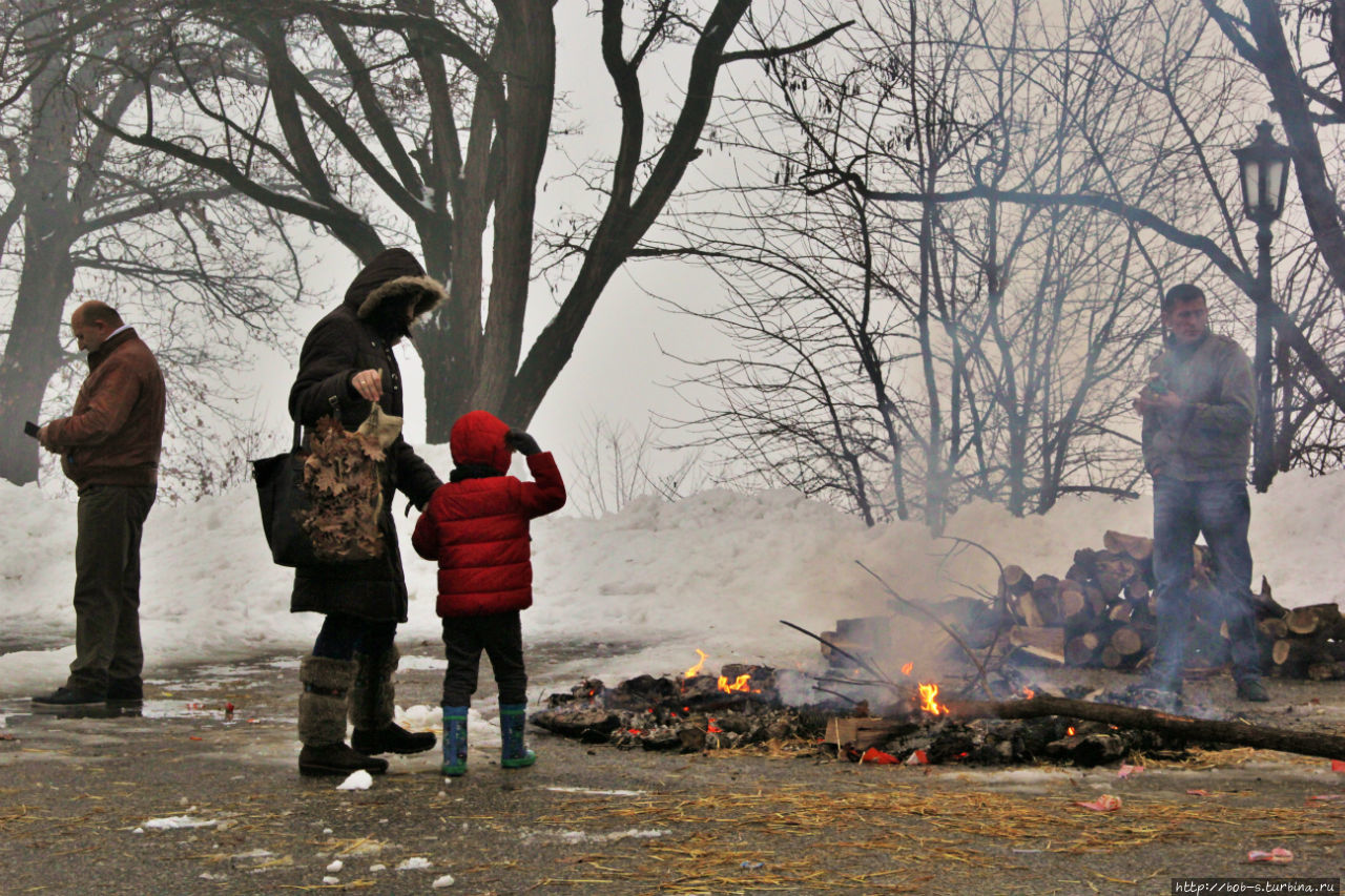 Предрождественский обряд сжигания граба, заодно и погреться можно Врнячка-Баня, Сербия