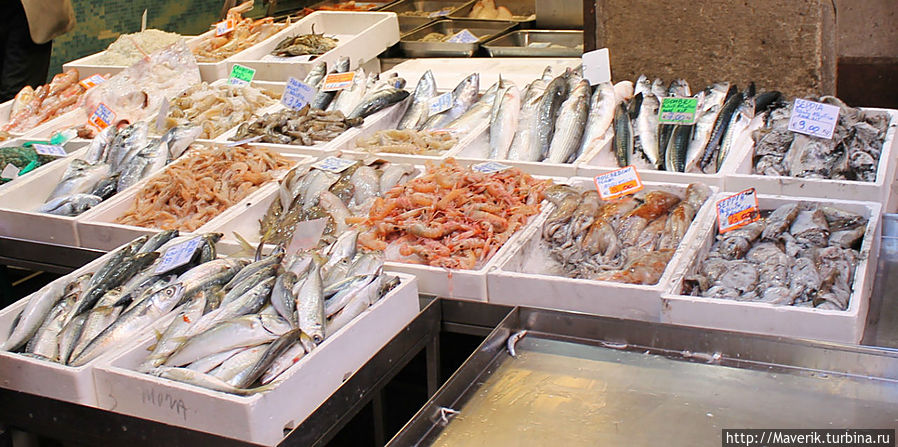 В часе езды находится море, поэтому здесь представлено огромное количество морепродуктов.