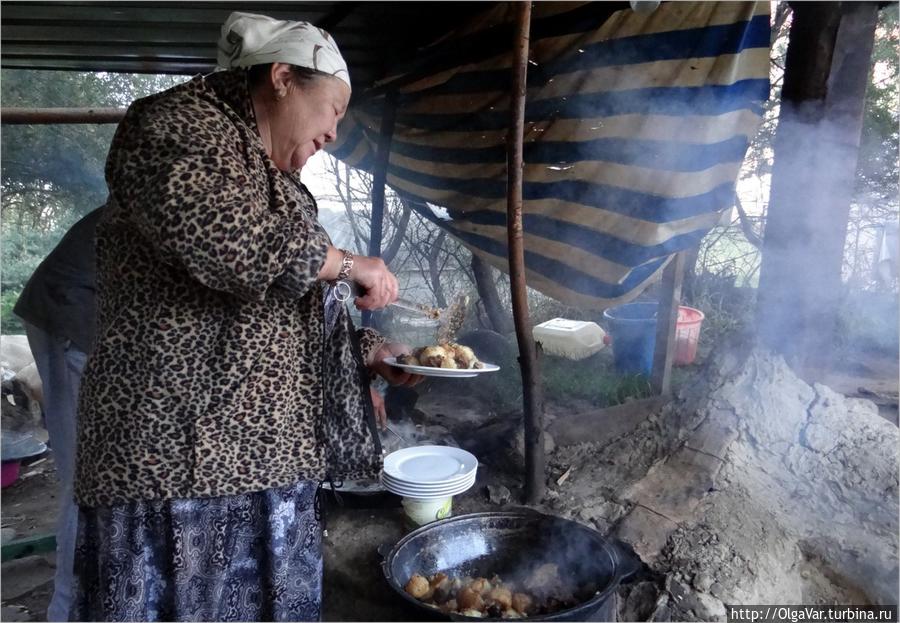 Под скалами организована полевая кухня, которую правильней назвать скальной Иссык-Кульская область, Киргизия