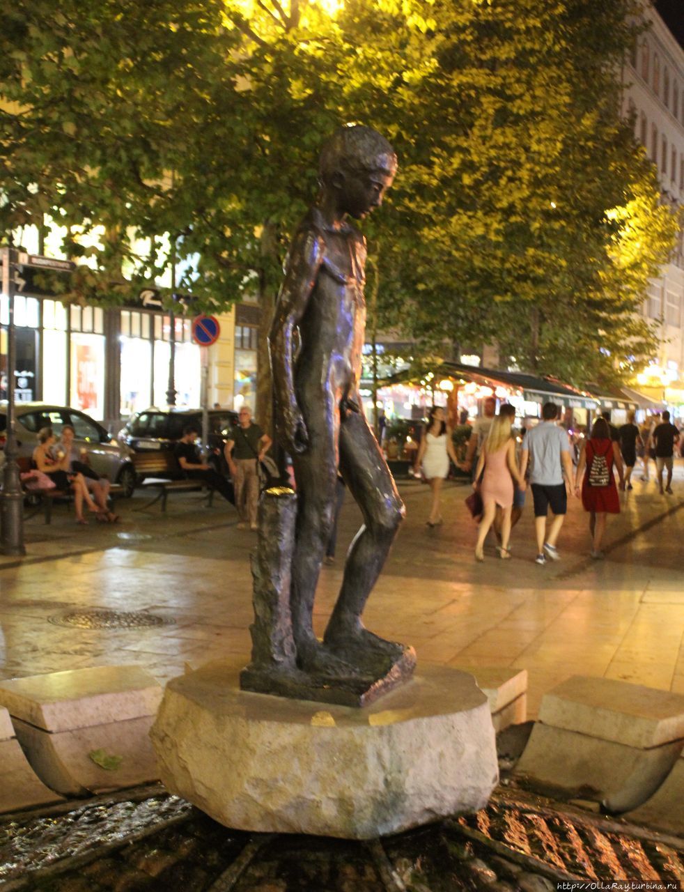 Фонтан со скульптурой обнажённого мальчика на улице Ваци. С созданием этой скульптуры нет никакой этакой истории, разве что со временем фонтан стал ориентиром для встреч горожан и гостей столицы. Будапешт, Венгрия