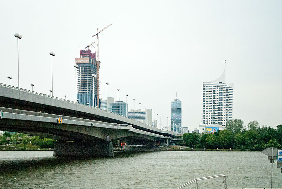 Те же московские расстояния. Гулять пешком без маршрута быстро утомляет.
