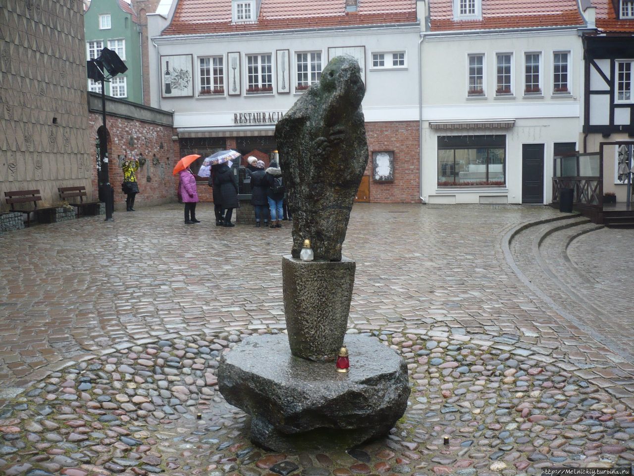 Пасхальная прогулка по старинному городу в дождливый день Гданьск, Польша