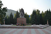 Памятник Чорос-Гу́ркину Г.И. — алтайскому художнику, ученику И. И. Шишкина.