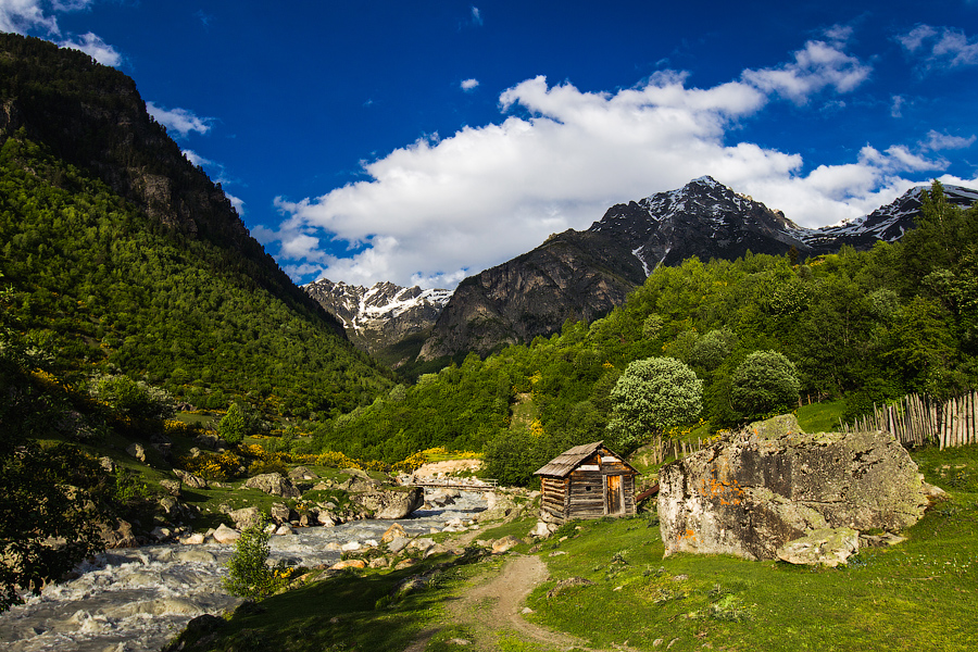 Этот домик — мельница. Под ним течет ручеек и заставляет крутиться все механизмы внутри.