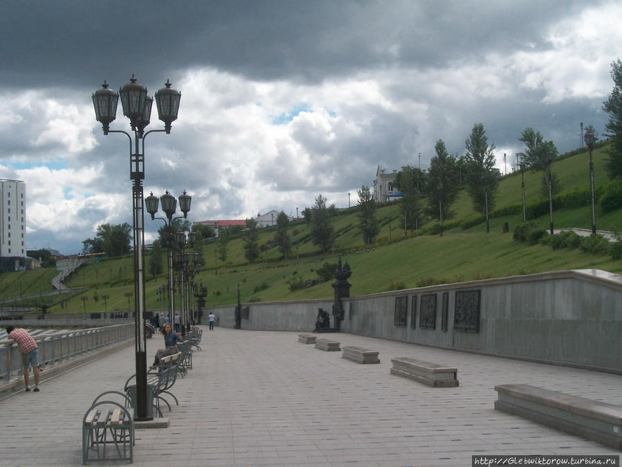 Прогулка по набережной Туры в середине лета Тюмень, Россия