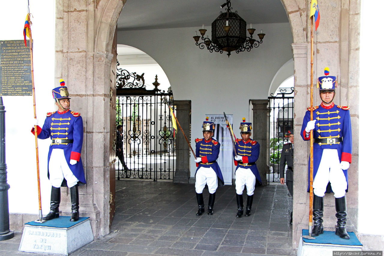 Смена караула у Президентского дворца в Кито Кито, Эквадор