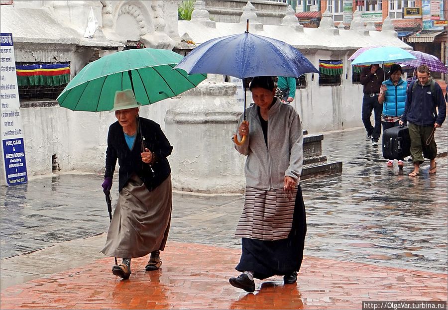 Зонтик зеленый с собою возьму, 
Станет весь мир на минуту прекрасней! 
И отчего я никак не пойму, 
Значит, зелёный взяла не напрасно! Катманду, Непал