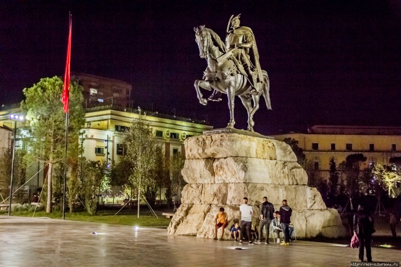 Вечерняя главная площадь города. Тирана, Албания