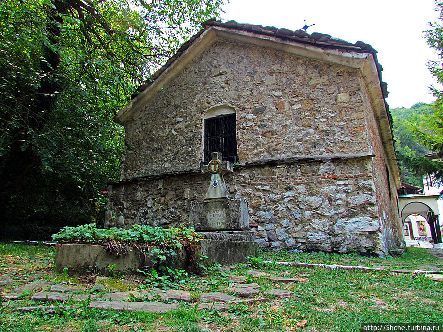 с тыльной стороны храма старое же и кладбище монахов Черепиш, Болгария