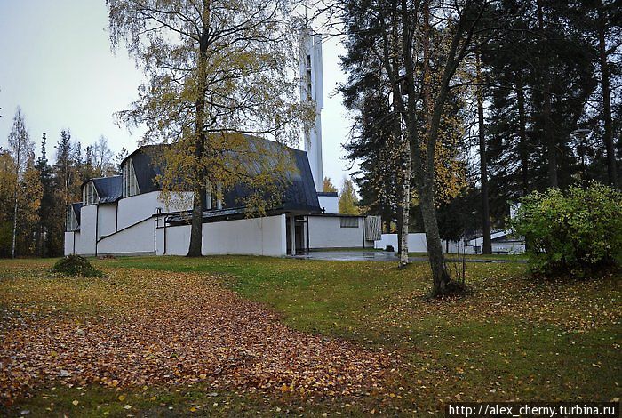 Церковь Алвара Аалто на краю Иматры, снаружи не видно объема церкви. Иматра, Финляндия