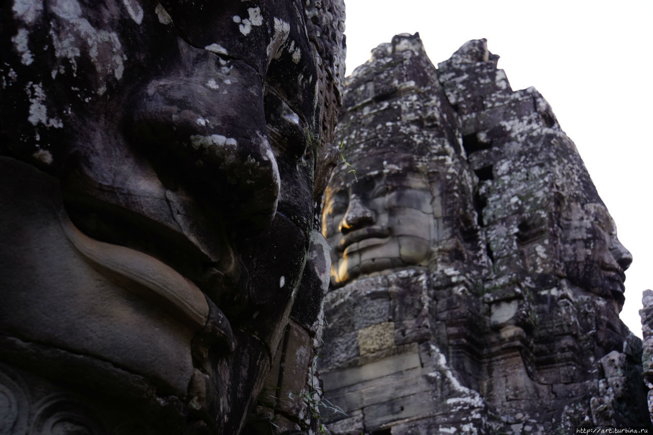 До рассвета лица темны Ангкор (столица государства кхмеров), Камбоджа