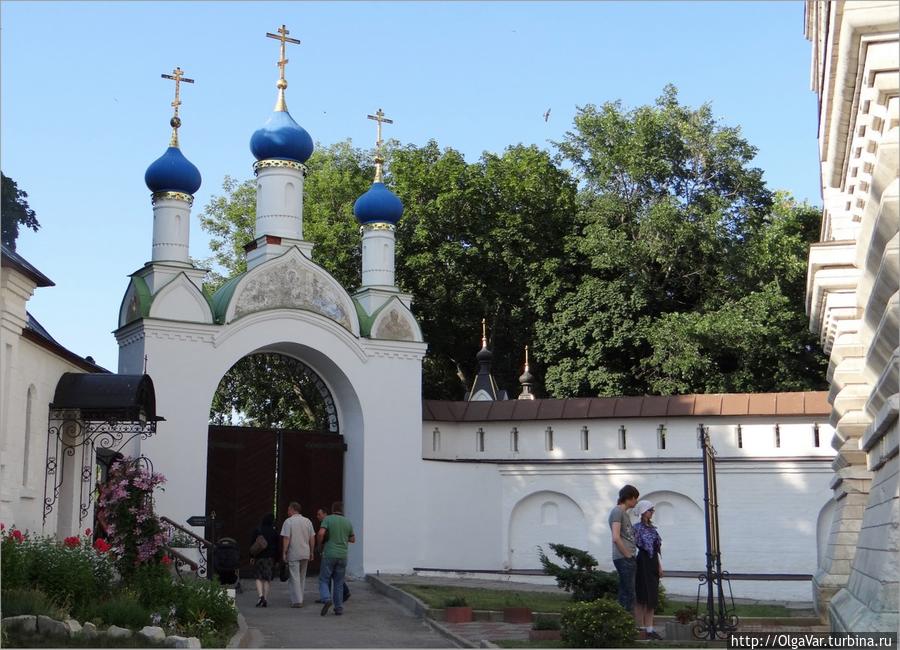 Прежде, чем пройти на территорию монастыря, следует ознакомиться с его правилами Пощупово, Россия