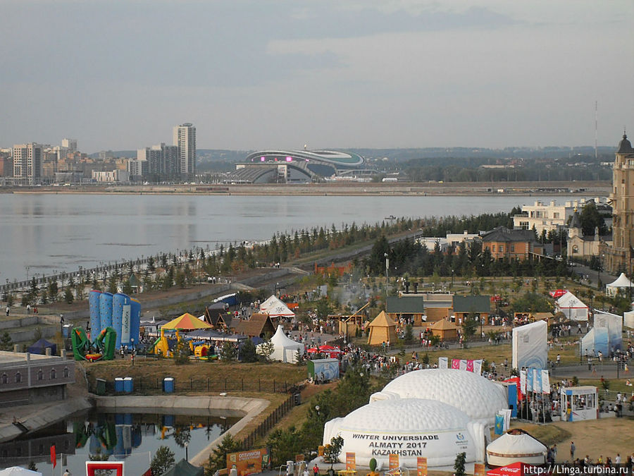 На горизонте та самая арена Казань, которую сравнивают с водной лилией. По-моему, с этого ракурса она больше похожа на сыроежку. Казань, Россия