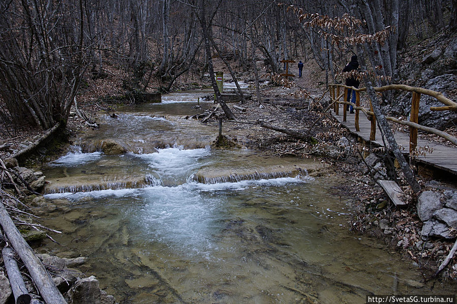 Водопад Серебряные струи очень красив весной Республика Крым, Россия