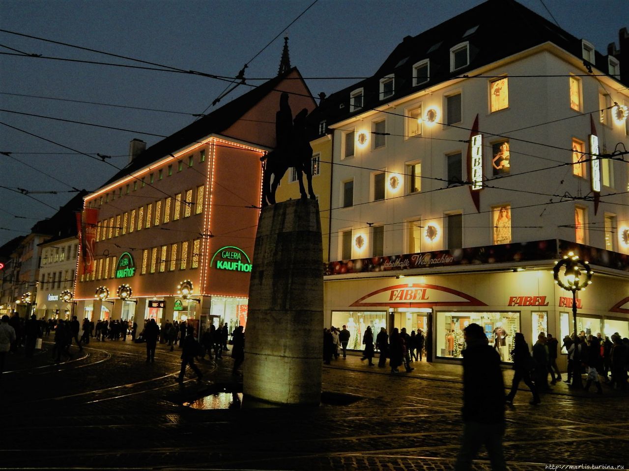 Вечером в историческом центре Фрайбурга Фрайбург-им-Брайсгау, Германия