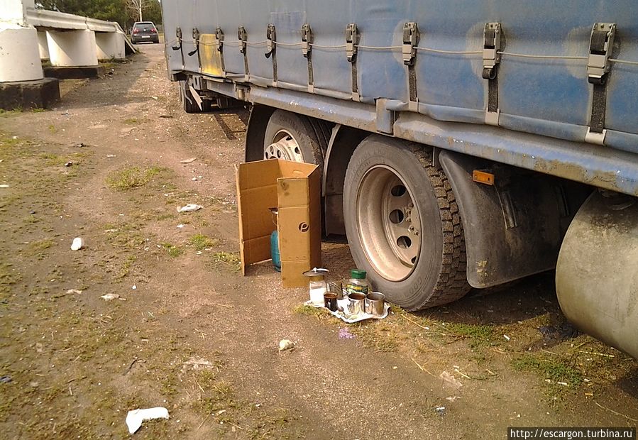 А вот и наш кофе. Газовая горелка прикрыта от ветра.