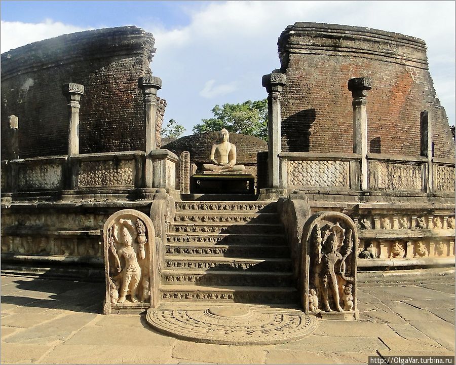 Установленные по кругу колонны, как считается, должны были удерживать коническую крышу. Полоннарува, Шри-Ланка