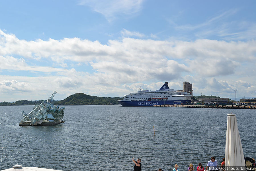 Вид с крыши на наш паромчик...