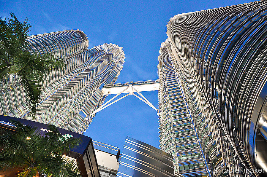 Как по мне, то башни Петронас это хороший пример материального воплощения человеческих возможностей и прогресса, или, выражаясь другими словами — ВПЕЧАТЛЯЕТ! Куала-Лумпур, Малайзия