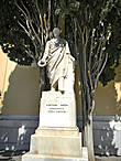 памятник меценату Евангелису Заппасу возле Заппейона