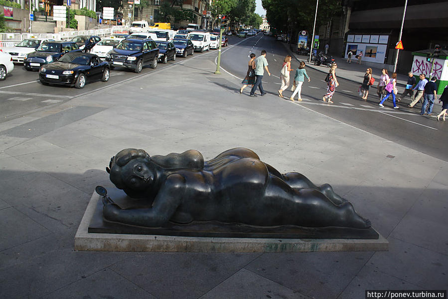 Вот такой забавный памятник пышнотелой женщине — наверное, протест анорексичным девушкам Мадрид, Испания