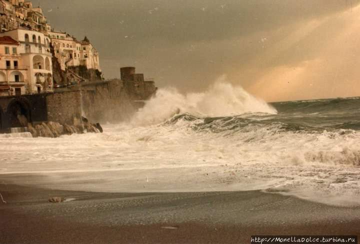 Mareggiata в порту Amalfi- шторм в ноябре Амальфи, Италия