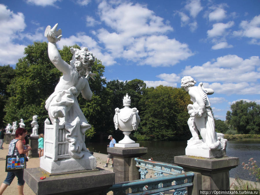 Барочные скульптуры в парке Берлин, Германия