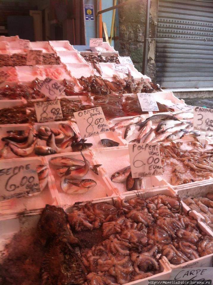 Рыбный базар Порта Нолана Неаполь, Италия