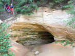 В скалах вода промыла вот такие пещеры